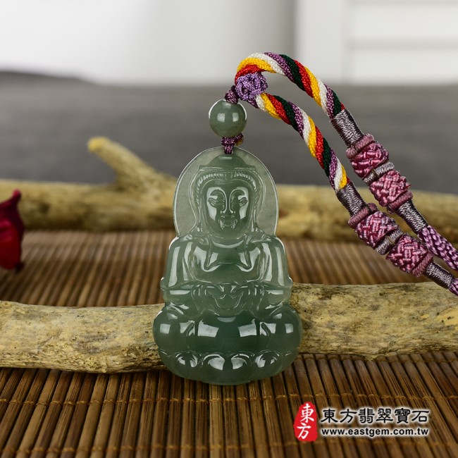 觀世音菩薩情境照片 翡翠觀世音菩薩項鍊玉珮（觀世音菩薩牌A貨翡翠觀世音菩薩玉珮、緬甸玉觀世音菩薩玉墜）。綠色糯冰種油青觀世音菩薩，GY450。客製化訂做各種翡翠觀世音菩薩吊墜玉珮項鍊。★附A貨翡翠雙證書