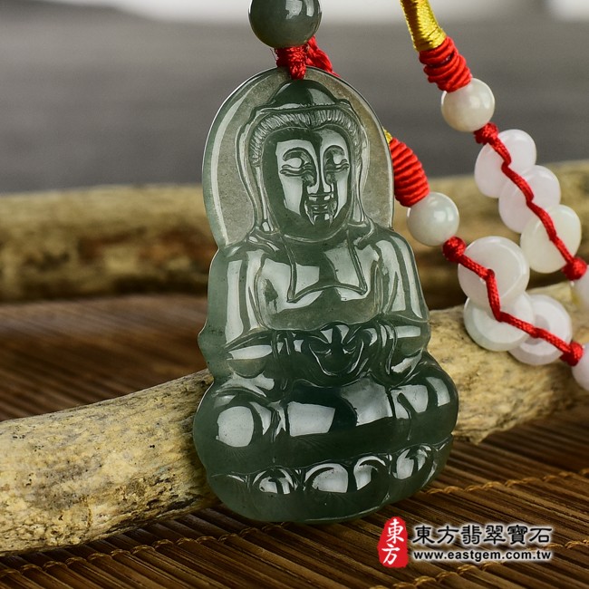 觀世音菩薩右側照片 （已出售勿下標，可訂做）翡翠觀世音菩薩項鍊玉珮（觀世音菩薩牌A貨翡翠觀世音菩薩玉珮、緬甸玉觀世音菩薩玉墜）。綠色糯冰種油青觀世音菩薩，GY452。客製化訂做各種翡翠觀世音菩薩吊墜玉珮項鍊。★附A貨翡翠雙證書