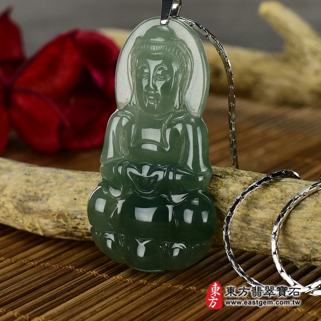 觀世音菩薩左側照片 （已出售勿下標，可訂做）翡翠觀世音菩薩項鍊玉珮（觀世音菩薩：觀世音菩薩牌A貨翡翠觀世音菩薩玉珮、緬甸玉觀世音菩薩玉墜）。綠色糯冰種油青觀世音菩薩，GY453。客製化訂做各種翡翠觀世音菩薩吊墜玉珮項鍊。★附A貨翡翠雙證書