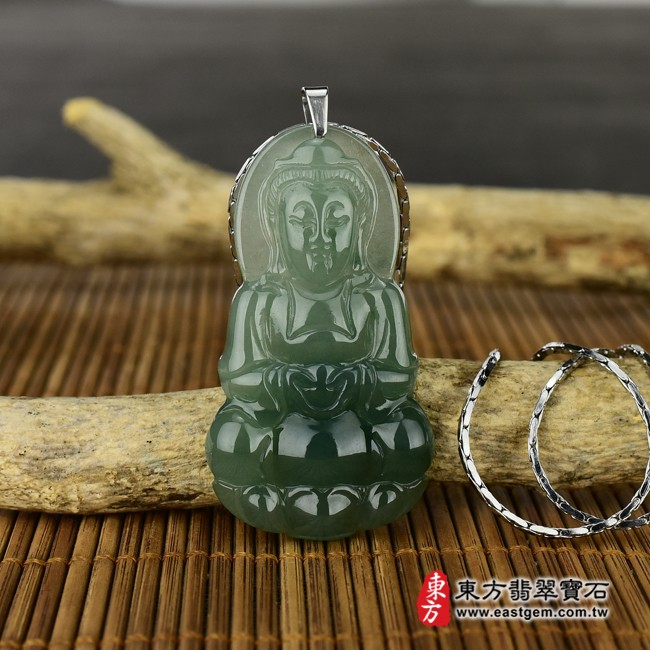 觀世音菩薩情境照片 （已出售勿下標，可訂做）翡翠觀世音菩薩項鍊玉珮（觀世音菩薩：觀世音菩薩牌A貨翡翠觀世音菩薩玉珮、緬甸玉觀世音菩薩玉墜）。綠色糯冰種油青觀世音菩薩，GY453。客製化訂做各種翡翠觀世音菩薩吊墜玉珮項鍊。★附A貨翡翠雙證書