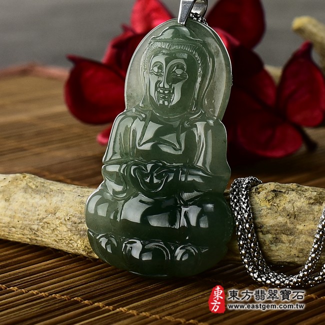 觀世音菩薩左側照片 （已出售勿下標，可訂做）翡翠觀世音菩薩項鍊玉珮（觀世音菩薩牌A貨翡翠觀世音菩薩玉珮、緬甸玉觀世音菩薩玉墜）。綠色糯冰種油青觀世音菩薩，GY454。客製化訂做各種翡翠觀世音菩薩吊墜玉珮項鍊。★附A貨翡翠雙證書