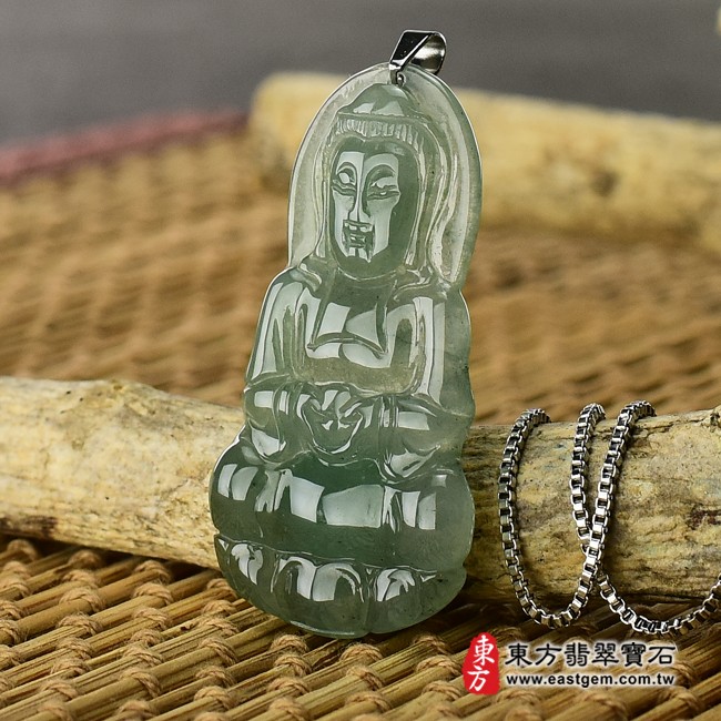 觀世音菩薩左側照片 （已出售勿下標，可訂做）翡翠觀世音菩薩項鍊玉珮（觀世音菩薩牌A貨翡翠觀世音菩薩玉珮、緬甸玉觀世音菩薩玉墜）。綠色糯冰種油青觀世音菩薩，GY455。客製化訂做各種翡翠觀世音菩薩吊墜玉珮項鍊。★附A貨翡翠雙證書