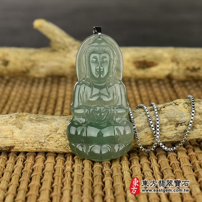觀世音菩薩情境照片 （已出售勿下標，可訂做）翡翠觀世音菩薩項鍊玉珮（觀世音菩薩牌A貨翡翠觀世音菩薩玉珮、緬甸玉觀世音菩薩玉墜）。綠色糯冰種油青觀世音菩薩，GY455。客製化訂做各種翡翠觀世音菩薩吊墜玉珮項鍊。★附A貨翡翠雙證書