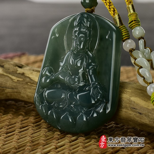 觀世音菩薩左側照片 （已出售勿下標，可訂做）翡翠觀世音菩薩項鍊玉珮（持蓮觀音：觀世音菩薩牌A貨翡翠觀世音菩薩玉珮、緬甸玉觀世音菩薩玉墜）。綠色糯種油青觀世音菩薩，GY460。客製化訂做各種翡翠觀世音菩薩吊墜玉珮項鍊。★附A貨翡翠雙證書