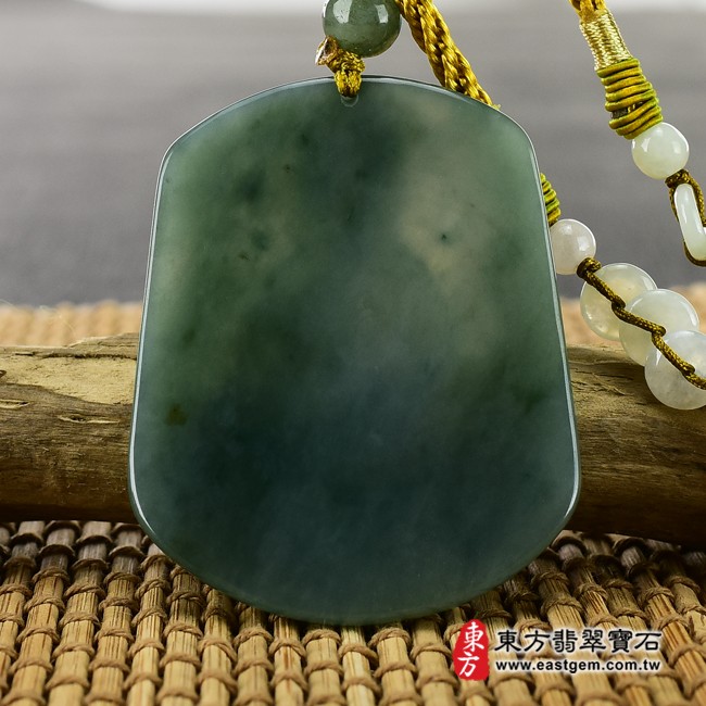 觀世音菩薩背面照片 （已出售勿下標，可訂做）翡翠觀世音菩薩項鍊玉珮（持蓮觀音：觀世音菩薩牌A貨翡翠觀世音菩薩玉珮、緬甸玉觀世音菩薩玉墜）。綠色糯種油青觀世音菩薩，GY460。客製化訂做各種翡翠觀世音菩薩吊墜玉珮項鍊。★附A貨翡翠雙證書