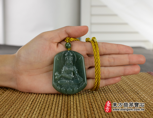 觀世音菩薩大小示意照片 （已出售勿下標，可訂做）翡翠觀世音菩薩項鍊玉珮（持蓮觀音：觀世音菩薩牌A貨翡翠觀世音菩薩玉珮、緬甸玉觀世音菩薩玉墜）。綠色糯種油青觀世音菩薩，GY460。客製化訂做各種翡翠觀世音菩薩吊墜玉珮項鍊。★附A貨翡翠雙證書