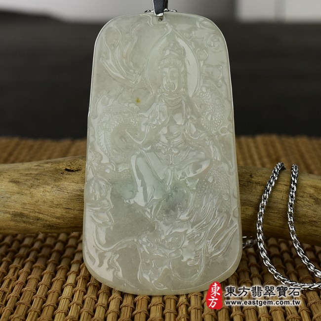 觀世音菩薩正面照片 翡翠觀世音菩薩項鍊玉珮（乘龍觀音：觀世音菩薩牌A貨翡翠觀世音菩薩玉珮、緬甸玉觀世音菩薩玉墜）。白綠色糯種觀世音菩薩，GY465。客製化訂做各種翡翠觀世音菩薩吊墜玉珮項鍊。★附A貨翡翠雙證書