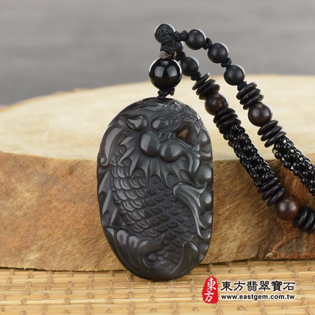 龍頭魚項鍊玉珮意境照片   黑曜石龍頭魚項鍊玉珮（連年有餘：龍頭魚牌黑曜石龍頭魚玉珮、黑曜石龍頭魚玉墜）。炫彩黑曜石龍頭魚，FI078。客製化訂做各種黑曜石龍頭魚吊墜玉珮項鍊。★附東方翡翠寶石保證卡