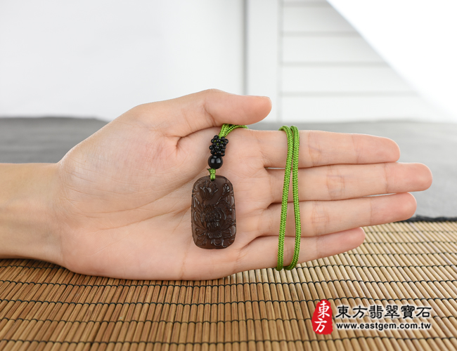 花項鍊玉珮大小示意圖照片   黑曜石花項鍊玉珮（花開富貴：花牌黑曜石花玉珮、黑曜石花玉墜）。冰種黑曜石花，FR036。客製化訂做各種黑曜石玉髓花吊墜玉珮項鍊。★附東方翡翠寶石保證卡 