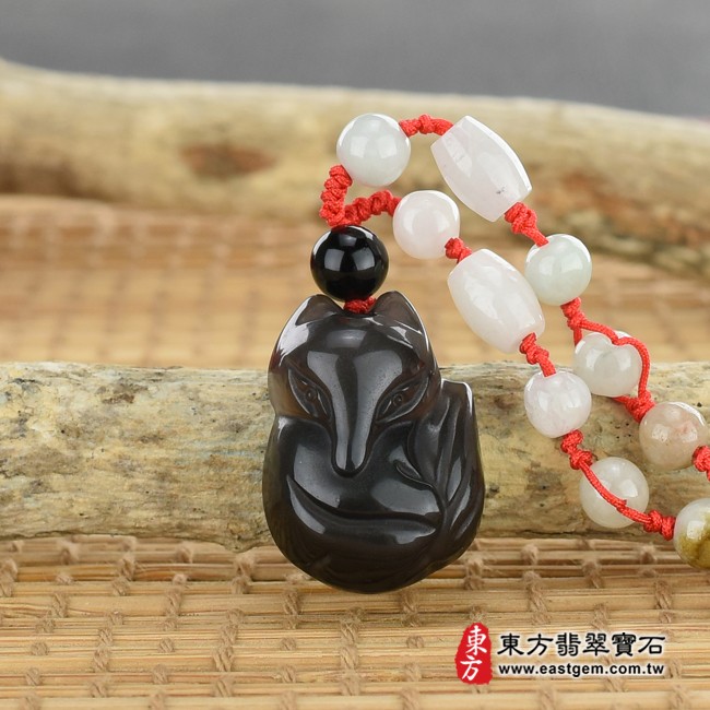 黑曜石狐狸項鍊玉珮情境照片  黑曜石狐狸項鍊玉珮（狐狸牌黑曜石狐狸玉珮、黑曜石狐狸玉墜）。炫彩黑曜石狐狸，FX020。客製化訂做各種黑曜石狐狸吊墜玉珮項鍊。★附東方翡翠寶石保證卡