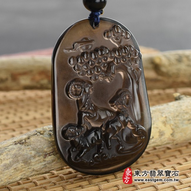 黑曜石金羊項鍊玉珮左側照片  黑曜石羊項鍊玉珮（羊牌黑曜石羊玉珮、黑曜石羊玉墜、羊十二生肖項鍊）。冰種黑曜石羊，GO027。客製化訂做各種黑曜石羊吊墜玉珮項鍊。★附東方翡翠寶石保證卡
