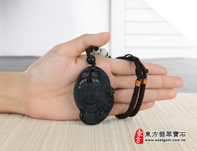 黑曜石觀音項鍊玉珮  大小示意照片  （已出售勿下標，可訂做）黑曜石觀世音菩薩項鍊玉珮（觀世音菩薩：觀世音菩薩牌黑曜石觀世音菩薩玉珮、黑曜石觀世音菩薩玉墜）。黑曜石觀世音菩薩，GY505。客製化訂做各種黑曜石觀世音菩薩吊墜玉珮項鍊。★附東方翡翠寶石保證卡