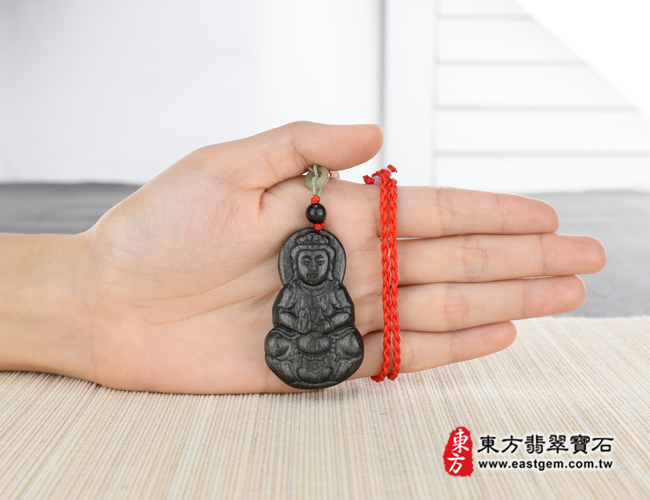 黑曜石觀音項鍊玉珮大小示意圖  黑曜石觀世音菩薩項鍊玉珮（觀世音菩薩：觀世音菩薩牌黑曜石觀世音菩薩玉珮、黑曜石觀世音菩薩玉墜）。黑曜石觀世音菩薩，GY508。客製化訂做各種黑曜石觀世音菩薩吊墜玉珮項鍊。★附東方翡翠寶石保證卡