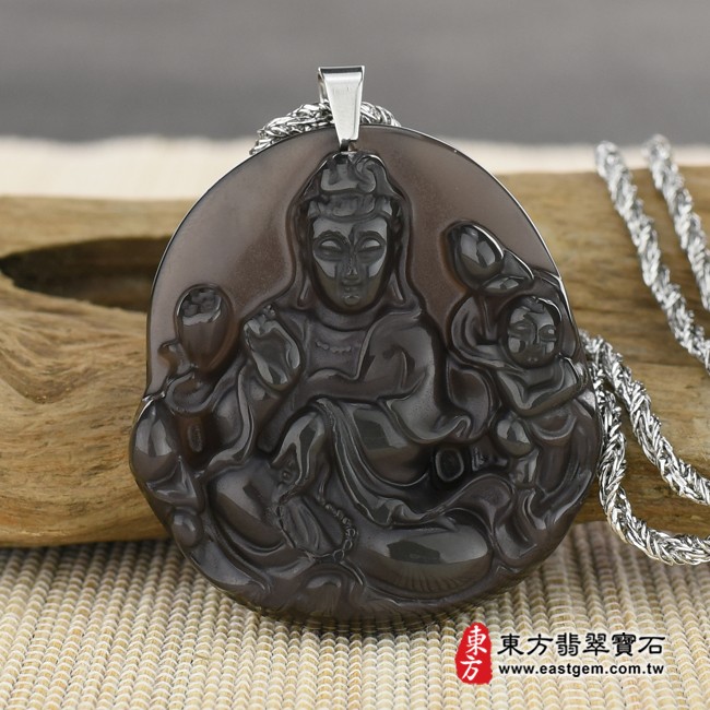 黑曜石觀音項鍊玉珮情境照片  黑曜石觀世音菩薩項鍊玉珮（觀世音菩薩、送子觀音：觀世音菩薩牌黑曜石觀世音菩薩玉珮、黑曜石觀世音菩薩玉墜）。黑曜石觀世音菩薩，GY510。客製化訂做各種黑曜石觀世音菩薩吊墜玉珮項鍊。★附東方翡翠寶石保證卡