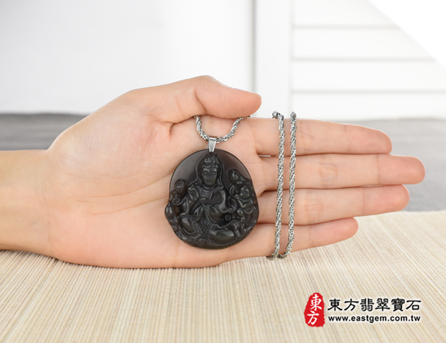 黑曜石觀音項鍊玉珮大小示意圖  黑曜石觀世音菩薩項鍊玉珮（觀世音菩薩、送子觀音：觀世音菩薩牌黑曜石觀世音菩薩玉珮、黑曜石觀世音菩薩玉墜）。黑曜石觀世音菩薩，GY510。客製化訂做各種黑曜石觀世音菩薩吊墜玉珮項鍊。★附東方翡翠寶石保證卡