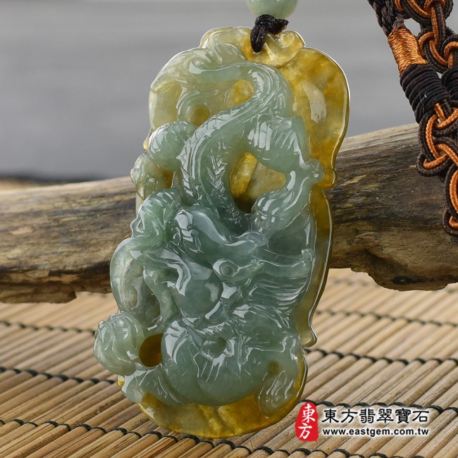 龍左側照片 （已出售勿下標，可訂做）翡翠龍項鍊玉珮（祥龍瑞氣：龍牌A貨翡翠龍玉珮、緬甸玉龍玉墜、龍十二生肖項鍊）。綠色糯種帶黃翡翠龍，DR230。客製化訂做各種翡翠龍吊墜玉珮項鍊。★附A貨翡翠雙證書