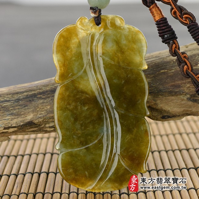 龍背面照片 （已出售勿下標，可訂做）翡翠龍項鍊玉珮（祥龍瑞氣：龍牌A貨翡翠龍玉珮、緬甸玉龍玉墜、龍十二生肖項鍊）。綠色糯種帶黃翡翠龍，DR230。客製化訂做各種翡翠龍吊墜玉珮項鍊。★附A貨翡翠雙證書