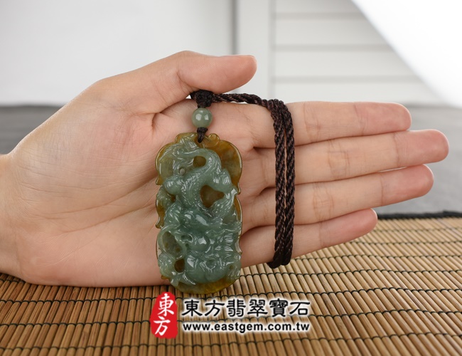 龍大小示意圖照片 （已出售勿下標，可訂做）翡翠龍項鍊玉珮（祥龍瑞氣：龍牌A貨翡翠龍玉珮、緬甸玉龍玉墜、龍十二生肖項鍊）。綠色糯種帶黃翡翠龍，DR230。客製化訂做各種翡翠龍吊墜玉珮項鍊。★附A貨翡翠雙證書