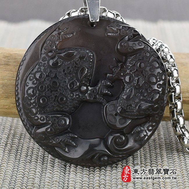 蟾蜍項鍊玉珮正面照片  黑曜石蟾蜍項鍊玉珮（招財蟾蜍：蟾蜍牌黑曜石蟾蜍玉珮、黑曜石蟾蜍玉墜）。炫彩黑曜石蟾蜍，ZC010。客製化訂做各種黑曜石蟾蜍吊墜玉珮項鍊。★附東方翡翠寶石保證卡