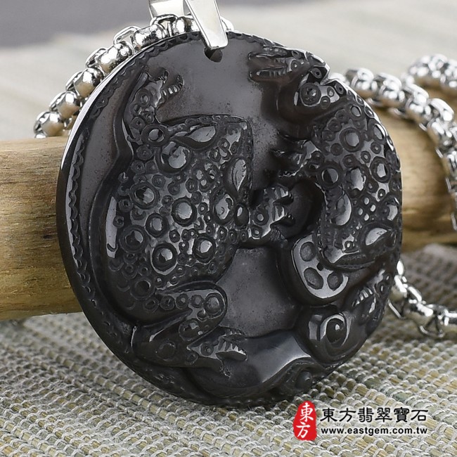蟾蜍項鍊玉珮左側照片  黑曜石蟾蜍項鍊玉珮（招財蟾蜍：蟾蜍牌黑曜石蟾蜍玉珮、黑曜石蟾蜍玉墜）。炫彩黑曜石蟾蜍，ZC010。客製化訂做各種黑曜石蟾蜍吊墜玉珮項鍊。★附東方翡翠寶石保證卡
