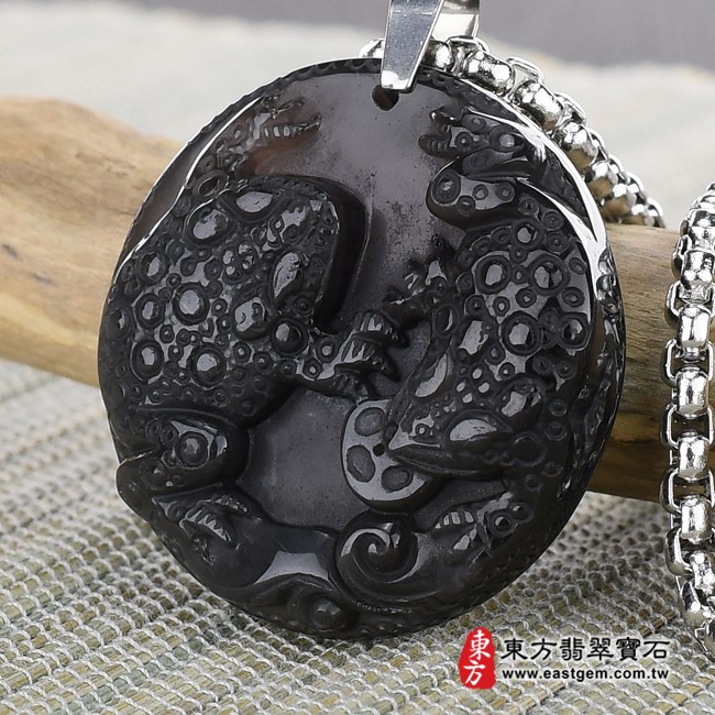 蟾蜍項鍊玉珮右側照片  黑曜石蟾蜍項鍊玉珮（招財蟾蜍：蟾蜍牌黑曜石蟾蜍玉珮、黑曜石蟾蜍玉墜）。炫彩黑曜石蟾蜍，ZC010。客製化訂做各種黑曜石蟾蜍吊墜玉珮項鍊。★附東方翡翠寶石保證卡