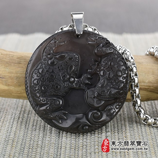 蟾蜍項鍊玉珮情境照片  黑曜石蟾蜍項鍊玉珮（招財蟾蜍：蟾蜍牌黑曜石蟾蜍玉珮、黑曜石蟾蜍玉墜）。炫彩黑曜石蟾蜍，ZC010。客製化訂做各種黑曜石蟾蜍吊墜玉珮項鍊。★附東方翡翠寶石保證卡