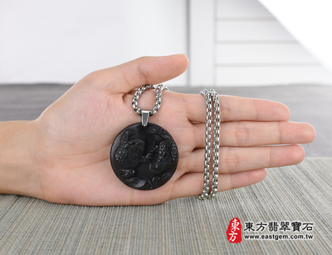 蟾蜍項鍊玉珮大小示意圖  黑曜石蟾蜍項鍊玉珮（招財蟾蜍：蟾蜍牌黑曜石蟾蜍玉珮、黑曜石蟾蜍玉墜）。炫彩黑曜石蟾蜍，ZC010。客製化訂做各種黑曜石蟾蜍吊墜玉珮項鍊。★附東方翡翠寶石保證卡