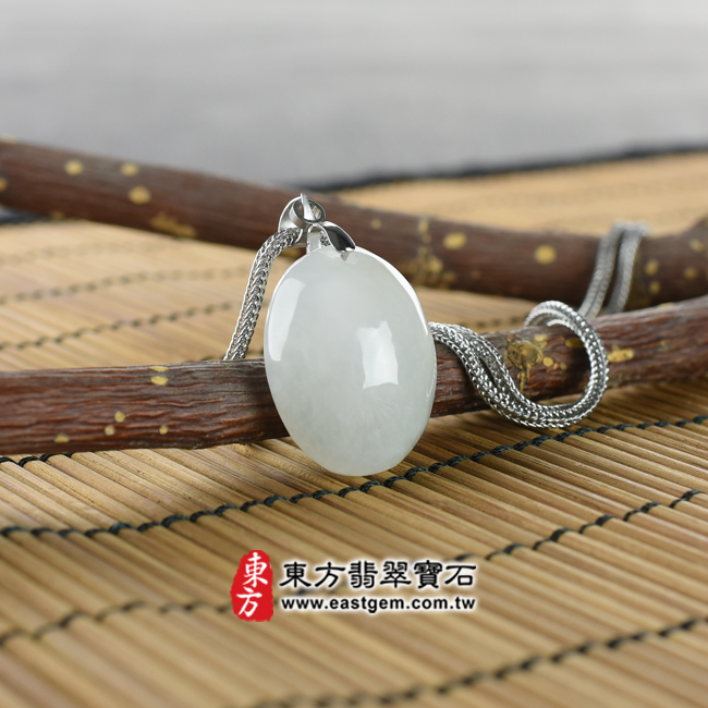 蛋面情境照片 翡翠蛋面項鍊玉珮（蛋面牌A貨翡翠蛋面玉珮、緬甸玉蛋面玉墜）。淡綠色糯種蛋面，EG017。客製化訂做各種翡翠蛋面吊墜玉珮項鍊。★附A貨翡翠雙證書