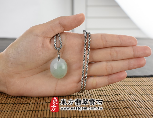 蛋面大小示意圖照片 翡翠蛋面項鍊玉珮（蛋面牌A貨翡翠蛋面玉珮、緬甸玉蛋面玉墜）。淡綠色糯種帶飄花蛋面，EG022。客製化訂做各種翡翠蛋面吊墜玉珮項鍊。★附A貨翡翠雙證書