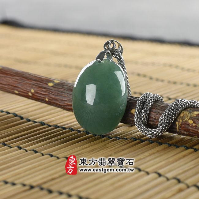 蛋面情境照片 （已出售勿下標，可訂做）翡翠蛋面項鍊玉珮（蛋面牌A貨翡翠蛋面玉珮、緬甸玉蛋面玉墜）。綠色油青蛋面，EG026。客製化訂做各種翡翠蛋面吊墜玉珮項鍊。★附A貨翡翠雙證書