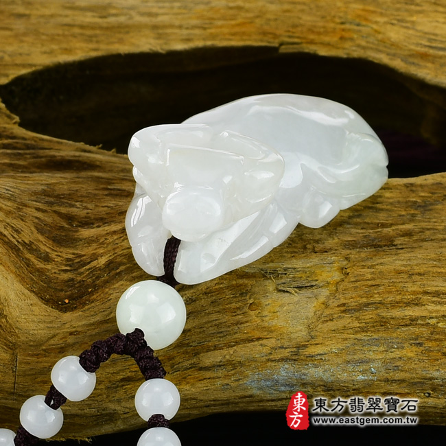 翡翠牛項鍊玉珮右側照片 翡翠牛項鍊玉珮(牛轉乾坤:牛牌A貨翡翠牛玉珮、緬甸玉牛玉墜、牛十二生肖項鍊)。細豆種白翡牛,CO008。客製化訂做各種翡翠牛吊墜玉珮項鍊。★附A貨翡翠雙證書 翡翠牛項鍊玉珮右側照片 翡翠牛項鍊玉珮(牛轉乾坤:牛牌A貨翡翠牛玉珮、緬甸玉牛玉墜、牛十二生肖項鍊)。細豆種白翡牛,CO008。客製化訂做各種翡翠牛吊墜玉珮項鍊。★附A貨翡翠雙證書