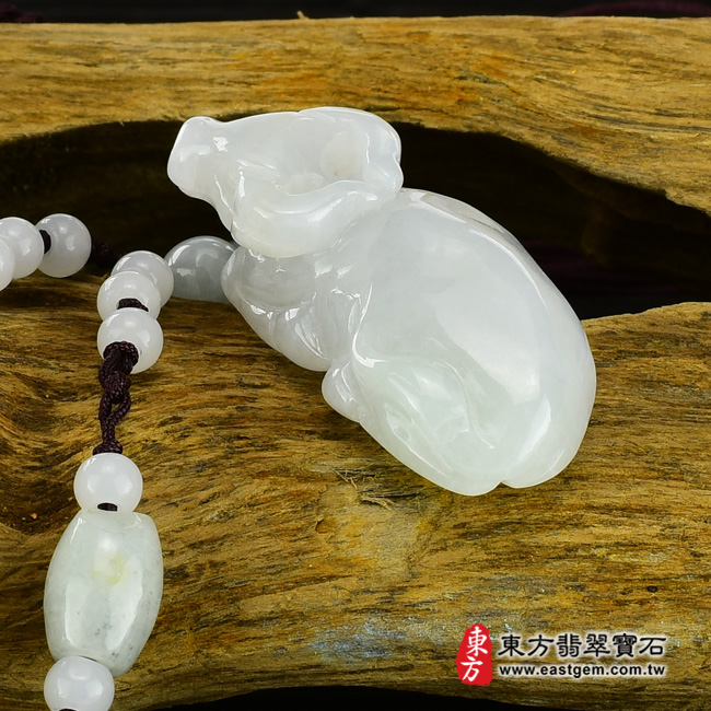 翡翠牛項鍊玉珮左側照片 翡翠牛項鍊玉珮(牛轉乾坤:牛牌A貨翡翠牛玉珮、緬甸玉牛玉墜、牛十二生肖項鍊)。細豆種白翡牛,CO008。客製化訂做各種翡翠牛吊墜玉珮項鍊。★附A貨翡翠雙證書 翡翠牛項鍊玉珮左側照片 翡翠牛項鍊玉珮(牛轉乾坤:牛牌A貨翡翠牛玉珮、緬甸玉牛玉墜、牛十二生肖項鍊)。細豆種白翡牛,CO008。客製化訂做各種翡翠牛吊墜玉珮項鍊。★附A貨翡翠雙證書