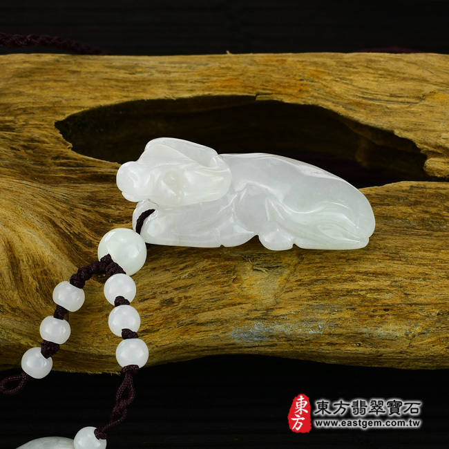 翡翠牛項鍊玉珮情境照片 翡翠牛項鍊玉珮(牛轉乾坤:牛牌A貨翡翠牛玉珮、緬甸玉牛玉墜、牛十二生肖項鍊)。細豆種白翡牛,CO008。客製化訂做各種翡翠牛吊墜玉珮項鍊。★附A貨翡翠雙證書 翡翠牛項鍊玉珮情境照片 翡翠牛項鍊玉珮(牛轉乾坤:牛牌A貨翡翠牛玉珮、緬甸玉牛玉墜、牛十二生肖項鍊)。細豆種白翡牛,CO008。客製化訂做各種翡翠牛吊墜玉珮項鍊。★附A貨翡翠雙證書