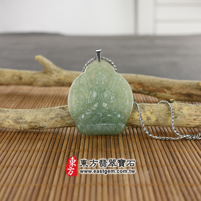 千手觀音情境照片 翡翠千手觀音項鍊玉珮（千手觀音：千手觀音牌A貨翡翠千手觀音玉珮、緬甸玉千手觀音玉墜）。綠色糯種千手觀音，LH056。客製化訂做各種翡翠千手觀音吊墜玉珮項鍊。★附A貨翡翠雙證書