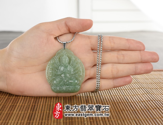 千手觀音大小示意圖照片 翡翠千手觀音項鍊玉珮（千手觀音：千手觀音牌A貨翡翠千手觀音玉珮、緬甸玉千手觀音玉墜）。綠色糯種千手觀音，LH056。客製化訂做各種翡翠千手觀音吊墜玉珮項鍊。★附A貨翡翠雙證書