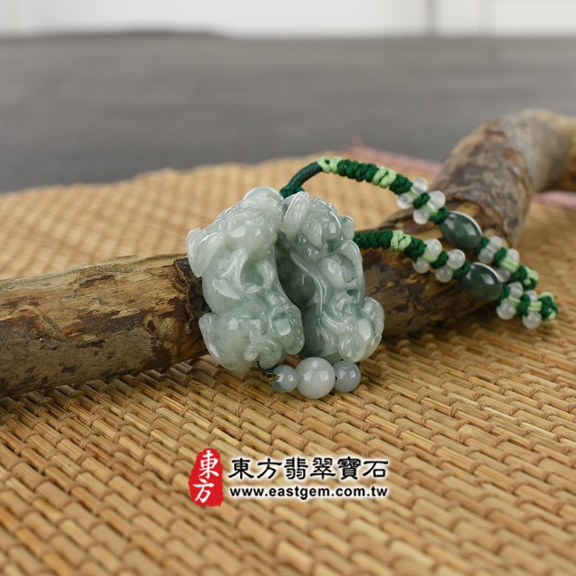 貔貅情境照片 翡翠貔貅項鍊玉珮（招財貔貅：貔貅牌A貨翡翠貔貅玉珮、緬甸玉貔貅玉墜）。綠色細糯帶飄花貔貅，PF354。客製化訂做各種翡翠貔貅吊墜玉珮項鍊。★附A貨翡翠雙證書