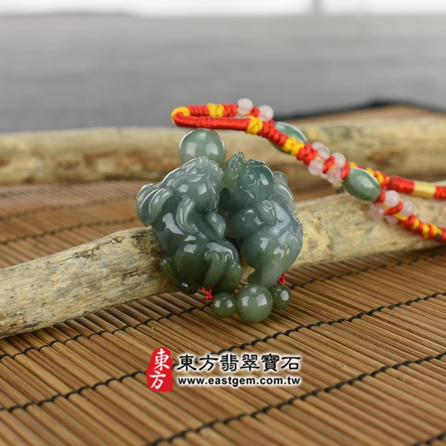 貔貅情境照片 翡翠貔貅項鍊玉珮（招財貔貅：貔貅牌A貨翡翠貔貅玉珮、緬甸玉貔貅玉墜）。綠色油青貔貅，PF355。客製化訂做各種翡翠貔貅吊墜玉珮項鍊。★附A貨翡翠雙證書
