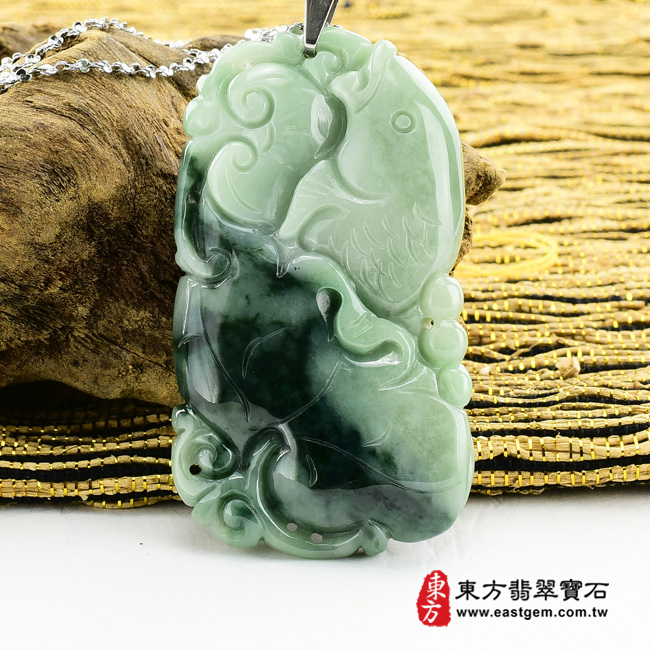 翡翠魚項鍊玉珮背面照片  翡翠魚項鍊玉珮（魚躍荷花、招財如意魚：魚牌A貨翡翠魚玉珮、緬甸玉魚玉墜）。糯豆種飄綠花魚，FI029。客製化訂做各種翡翠魚吊墜玉珮項鍊。★附A貨翡翠雙證書