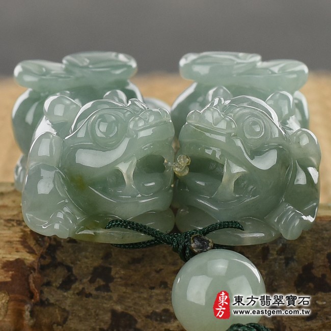 貔貅正面照片 （已出售勿下標，可訂做）翡翠貔貅項鍊玉珮（招財貔貅：貔貅牌A貨翡翠貔貅玉珮、緬甸玉貔貅玉墜）。綠色糯種貔貅，PF358。客製化訂做各種翡翠貔貅吊墜玉珮項鍊。★附A貨翡翠雙證書