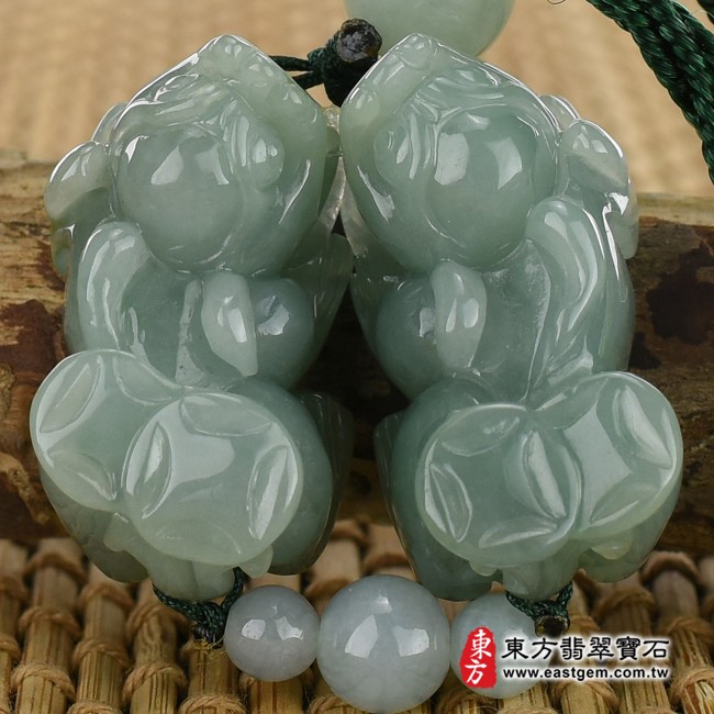 貔貅正面照片 （已出售勿下標，可訂做）翡翠貔貅項鍊玉珮（招財貔貅：貔貅牌A貨翡翠貔貅玉珮、緬甸玉貔貅玉墜）。綠色糯種貔貅，PF358。客製化訂做各種翡翠貔貅吊墜玉珮項鍊。★附A貨翡翠雙證書