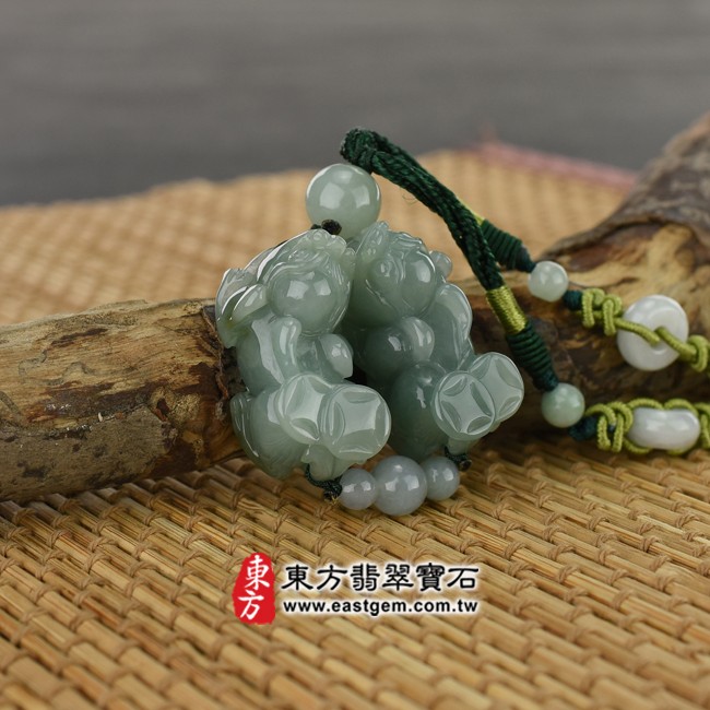 貔貅情境照片 （已出售勿下標，可訂做）翡翠貔貅項鍊玉珮（招財貔貅：貔貅牌A貨翡翠貔貅玉珮、緬甸玉貔貅玉墜）。綠色糯種貔貅，PF358。客製化訂做各種翡翠貔貅吊墜玉珮項鍊。★附A貨翡翠雙證書