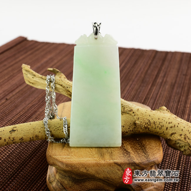 翡翠福牌項鍊玉珮情境照片  翡翠福牌項鍊玉珮（如意玉牌：福牌A貨翡翠福牌玉珮、緬甸玉福牌玉墜）。糯種福牌，FP003。客製化訂做各種翡翠福牌吊墜玉珮項鍊。★附A貨翡翠雙證書