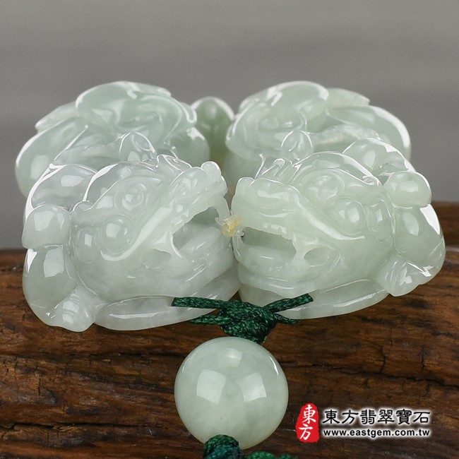 貔貅正面照片 （已出售勿下標，可訂做）翡翠貔貅項鍊玉珮（招財貔貅：貔貅牌A貨翡翠貔貅玉珮、緬甸玉貔貅玉墜）。淡綠色糯種貔貅，PF360。客製化訂做各種翡翠貔貅吊墜玉珮項鍊。★附A貨翡翠雙證書