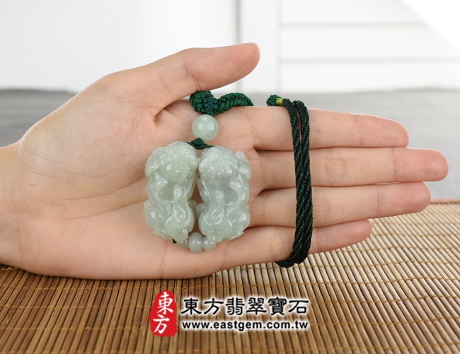 貔貅大小示意照片 （已出售勿下標，可訂做）翡翠貔貅項鍊玉珮（招財貔貅：貔貅牌A貨翡翠貔貅玉珮、緬甸玉貔貅玉墜）。淡綠色糯種貔貅，PF360。客製化訂做各種翡翠貔貅吊墜玉珮項鍊。★附A貨翡翠雙證書