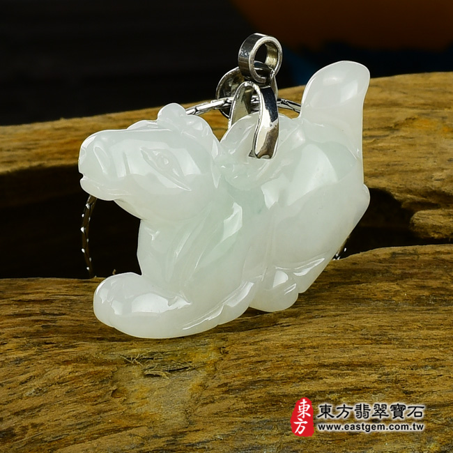 翡翠馬項鍊玉珮右側照片  翡翠馬項鍊玉珮（馬到成功：馬牌A貨翡翠馬玉珮、緬甸玉馬玉墜、馬十二生肖項鍊）。淡綠糯種馬，HO010。客製化訂做各種翡翠馬吊墜玉珮項鍊。★附A貨翡翠雙證書