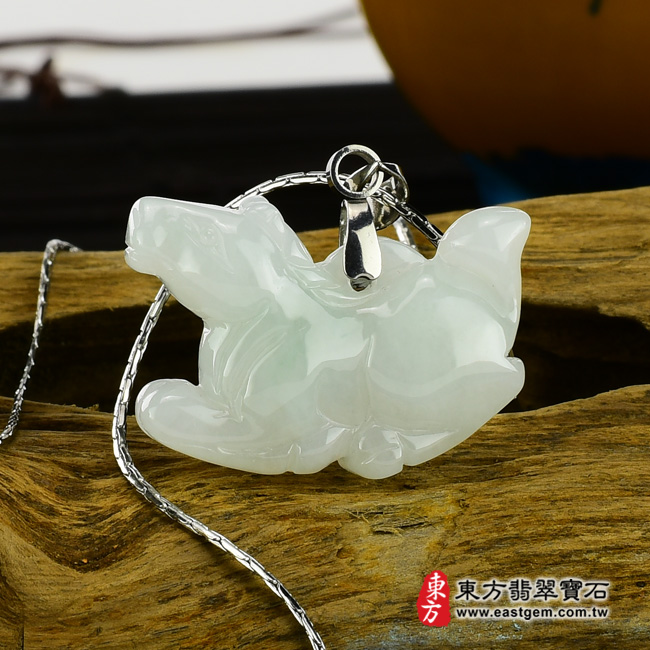 翡翠馬項鍊玉珮情境照片  翡翠馬項鍊玉珮（馬到成功：馬牌A貨翡翠馬玉珮、緬甸玉馬玉墜、馬十二生肖項鍊）。淡綠糯種馬，HO010。客製化訂做各種翡翠馬吊墜玉珮項鍊。★附A貨翡翠雙證書