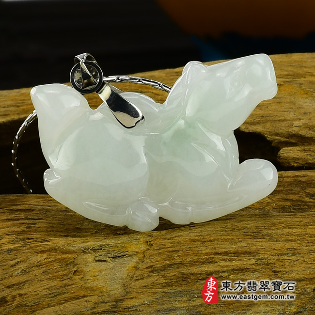 翡翠馬項鍊玉珮側面照片  翡翠馬項鍊玉珮（馬到成功：馬牌A貨翡翠馬玉珮、緬甸玉馬玉墜、馬十二生肖項鍊）。淡綠糯種馬，HO010。客製化訂做各種翡翠馬吊墜玉珮項鍊。★附A貨翡翠雙證書