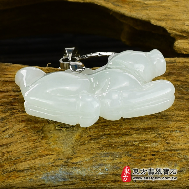 翡翠馬項鍊玉珮底部照片  翡翠馬項鍊玉珮（馬到成功：馬牌A貨翡翠馬玉珮、緬甸玉馬玉墜、馬十二生肖項鍊）。淡綠糯種馬，HO010。客製化訂做各種翡翠馬吊墜玉珮項鍊。★附A貨翡翠雙證書