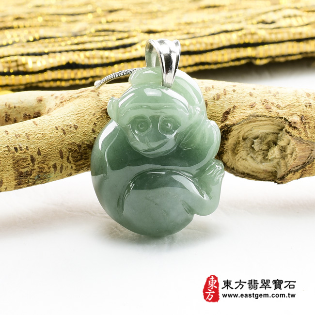 翡翠猴情境照片  翡翠猴項鍊玉珮（猴運亨通：猴牌A貨翡翠猴玉珮、緬甸玉猴玉墜、猴十二生肖項鍊）。綠色油青種猴，HW007。客製化訂做各種翡翠猴吊墜玉珮項鍊。★附A貨翡翠雙證書