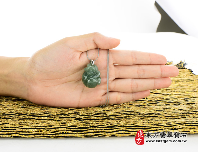 翡翠猴大小示意圖  翡翠猴項鍊玉珮（猴運亨通：猴牌A貨翡翠猴玉珮、緬甸玉猴玉墜、猴十二生肖項鍊）。綠色油青種猴，HW007。客製化訂做各種翡翠猴吊墜玉珮項鍊。★附A貨翡翠雙證書